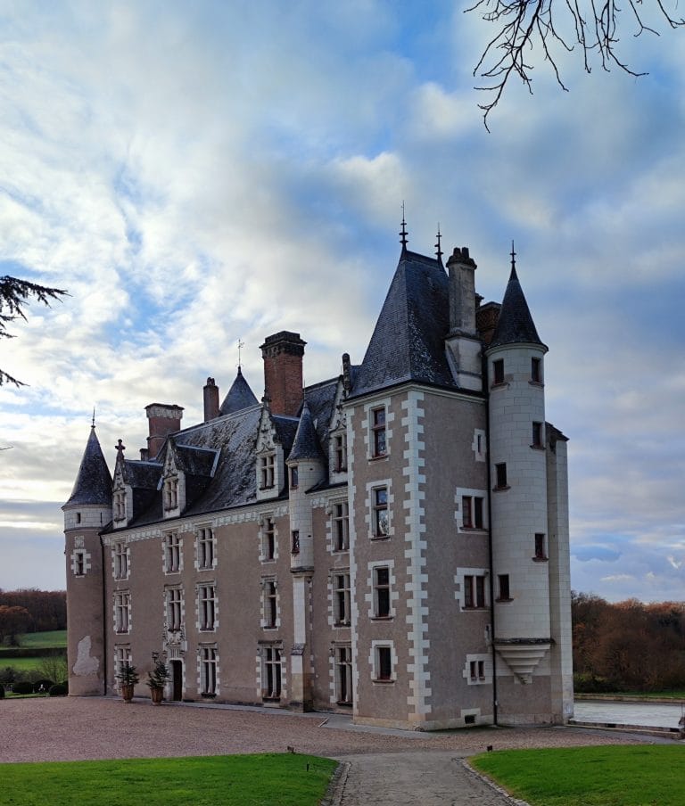 Vue sur le Château de Montpoupon a 10km de la maison d'hôtes